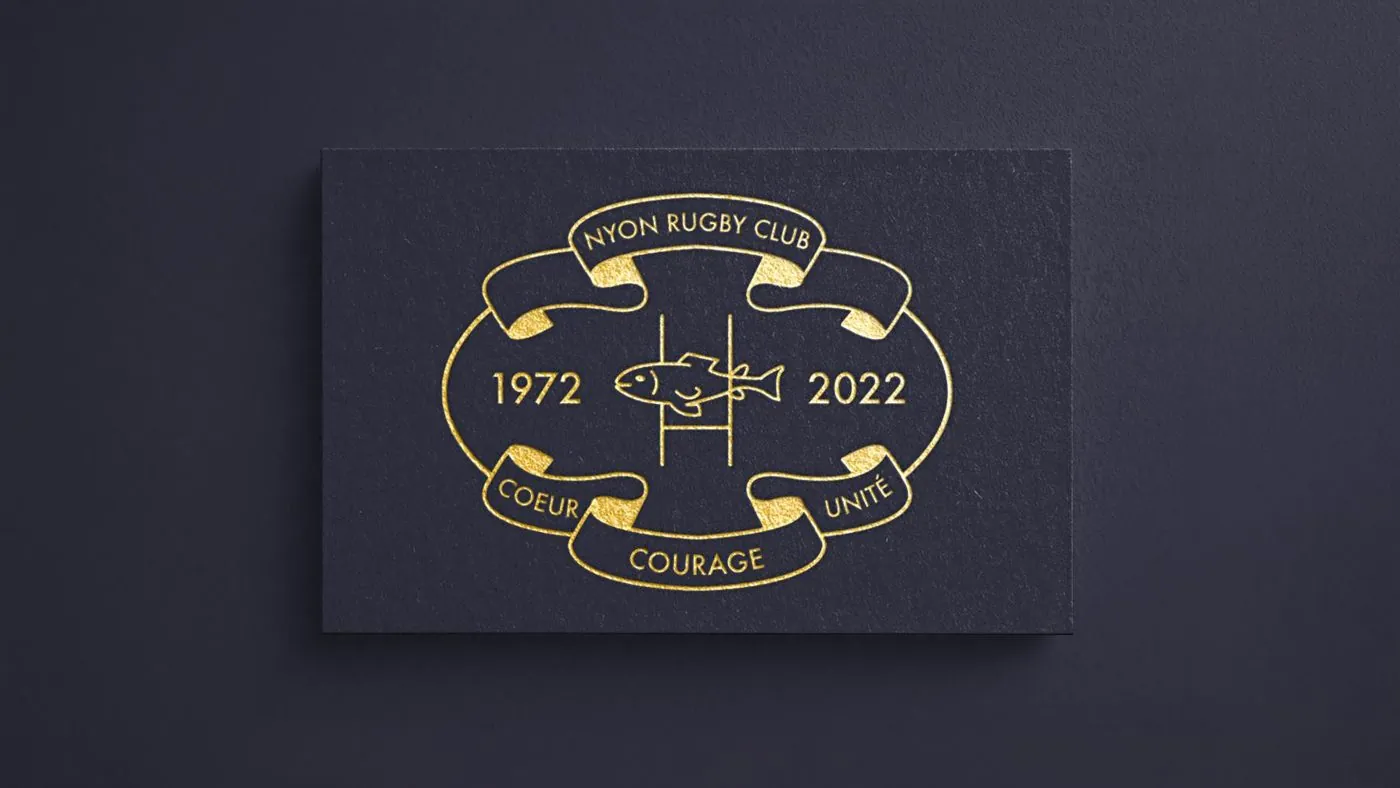 Écusson doré des 50 ans du Nyon Rugby Club, 1972–2022, imprimé sur une carte bleu nuit