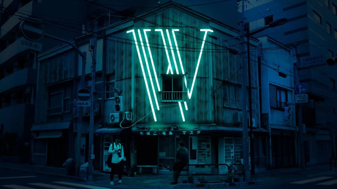 Lettre W en néon sur une façade à Tokyo